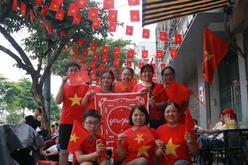 Người dân chờ hơn 16 tiếng đón xem tổng duyệt diễu binh, diễu hành A80