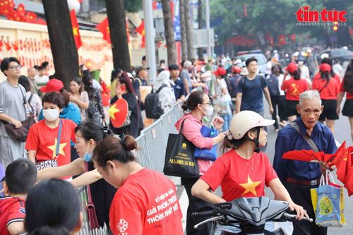 Hà Nội: Người dân thức trắng đêm giữ chỗ chờ xem tổng duyệt A80