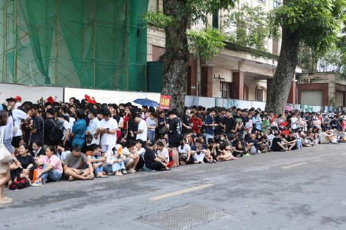Hàng nghìn người xếp hàng nhận vé miễn phí 'Concert quốc gia đặc biệt'