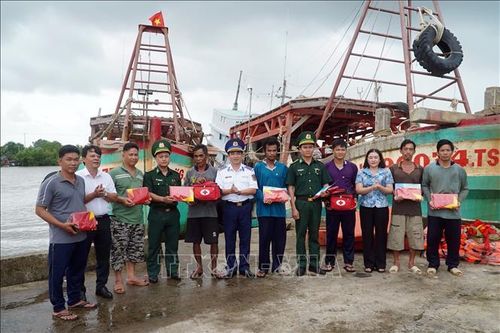 Hải đoàn 42 đồng hành cùng ngư dân, chung tay gỡ 'thẻ vàng' IUU