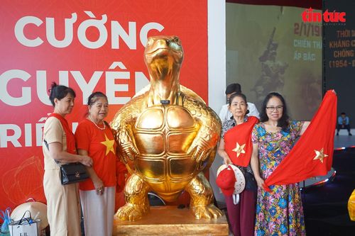 Khám phá 'Việt Nam - Đất nước - Con người' qua 3D mapping khổng lồ tại triển lãm A80