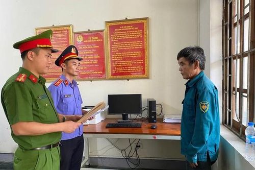 Hà Tĩnh: Khởi tố người đàn ông xô đẩy bạn nhậu xuống sân dẫn đến chấn thương sọ não