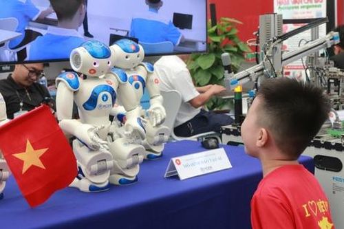 Robot 'đổ bộ' triển lãm của Bộ Giáo dục và Đào tạo