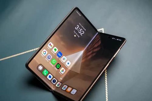 Siêu phẩm smartphone màn hình gập giá hơn 61 triệu đồng, cạnh tranh Samsung Galaxy Z Fold7