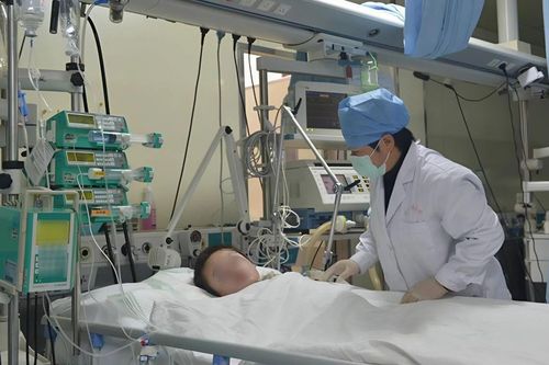 Ăn loại mì gói quen thuộc này, bé trai đau bụng rồi qua đời thương tâm