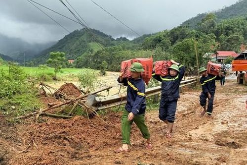 Vượt núi, băng rừng vận chuyển lương thực hỗ trợ 520 hộ dân ở Thanh Hóa bị cô lập