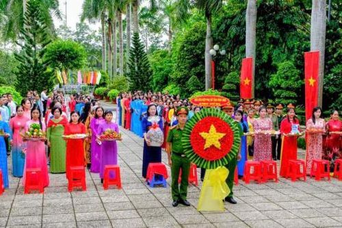 Hội LHPN Vĩnh Long dâng hương, dâng hoa tưởng nhớ Chủ tịch Hồ Chí Minh
