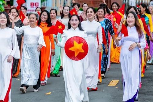100 hội viên phụ nữ Thủ Dầu Một tham gia chụp hình dưới đường cờ Tổ quốc