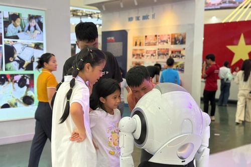 Người dân thích thú trò chuyện với robot khoác khăn thổ cẩm