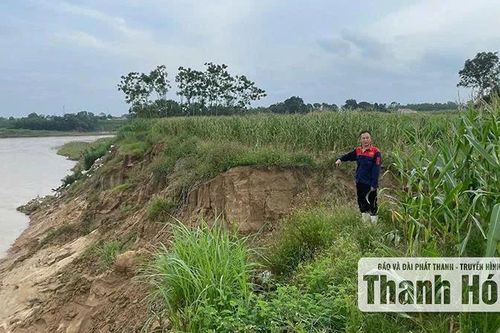 Mưa lũ thêm nỗi lo sạt lở bờ sông