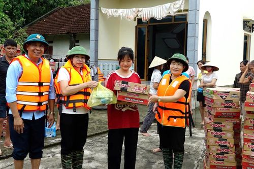 Xã Vĩnh Lộc kịp thời thăm, động viên và cứu trợ Nhân dân vùng lũ