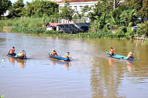 Đua xuồng sôi nổi vùng quê