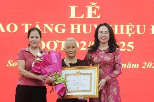 Đảng ủy xã Sơn Động trao Huy hiệu Đảng cho đảng viên