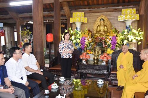 Phó Chủ tịch Thường trực HĐND tỉnh Trần Thị Hằng thăm, tặng quà tại chùa Hàm Long nhân lễ Vu Lan 2025