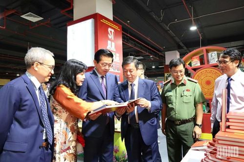 Nhà xuất bản Chính trị quốc gia Sự thật giới thiệu hai cuốn sách hướng tới Đại hội Đảng toàn quốc