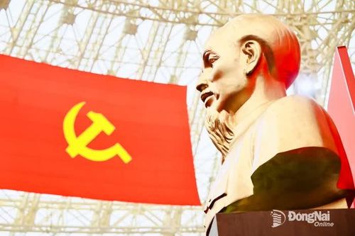 [Chùm ảnh] Ấn tượng đặc biệt triển lãm '95 năm Cờ Đảng soi đường'