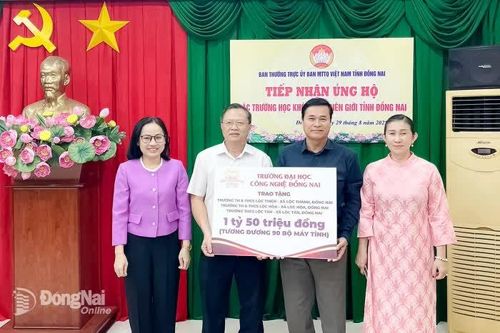 Hỗ trợ trang thiết bị trị giá hơn 1,6 tỷ đồng cho các trường học vùng biên