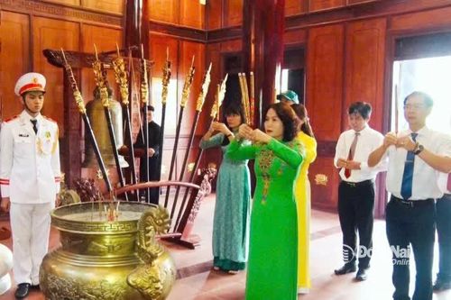 Lãnh đạo xã Xuân Lộc viếng Đền thờ liệt sĩ