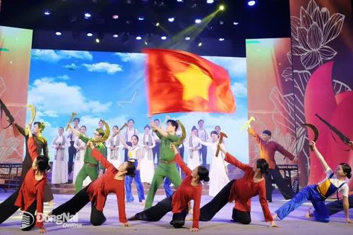Công diễn chương trình nghệ thuật Vang mãi bản trường ca cách mạng vào tối 2-9