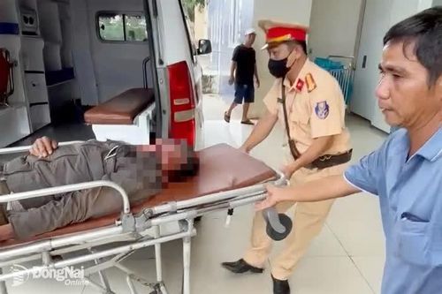 Cảnh sát giao thông bật còi ưu tiên dẫn đường xe cấp cứu suốt 22km