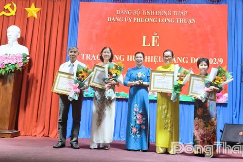 Đảng ủy phường Long Thuận trao Huy hiệu Đảng dịp 2-9