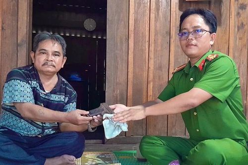 Người dân xã An Vinh tự nguyện giao nộp 1 khẩu súng lục