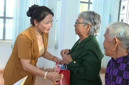Trưởng Ban Tuyên giáo và Dân vận Tỉnh ủy Nguyễn Thị Phong Vũ tri ân người có công với cách mạng