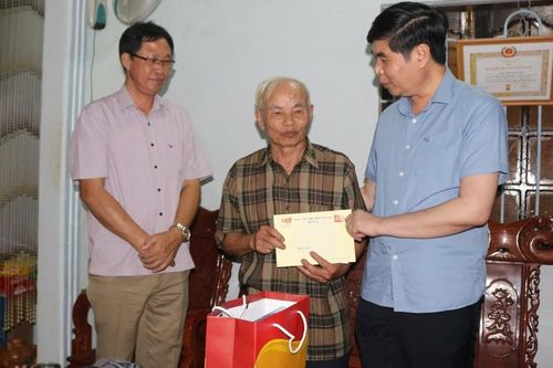 Phó Chủ tịch UBND tỉnh Lâm Hải Giang thăm, tặng quà gia đình người có công tiêu biểu