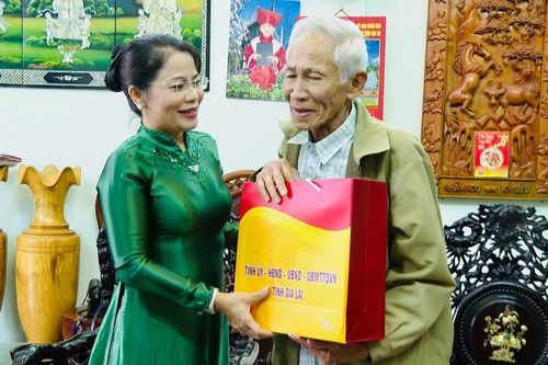 Trưởng Ban Tuyên giáo và Dân vận Tỉnh ủy Nguyễn Thị Phong Vũ tặng quà gia đình Trung tướng Nguyễn Thành Út