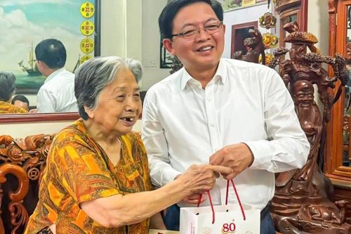 Bí thư Tỉnh ủy Hồ Quốc Dũng thăm cán bộ lão thành cách mạng