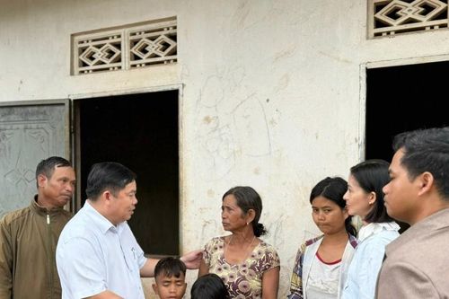 Trao tiền hỗ trợ đợt 3 cho em Ên
