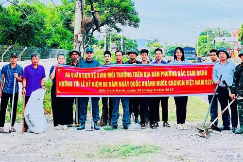 Phường Bắc Cam Ranh: Hơn 300 cán bộ, chiến sĩ, đoàn viên, thanh niên và nhân dân ra quân vệ sinh môi trường