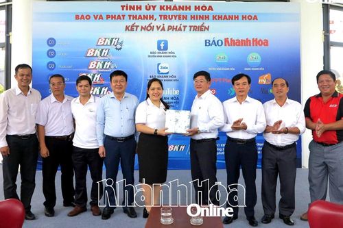 Học viên lớp Trung cấp Lý luận chính trị khóa 182 nghiên cứu thực tế tại Báo và Phát thanh, Truyền hình Khánh Hòa