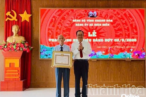 Đảng ủy xã Diên Điền tổ chức trao Huy hiệu Đảng cho 6 đảng viên