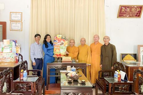 Thăm, tặng quà cho các chức sắc, chức việc tôn giáo nhân dịp lễ Vu Lan