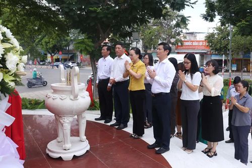 Phường Phan Rang: Viếng Đài tưởng niệm liệt sĩ nhân kỷ niệm 80 năm Quốc khánh