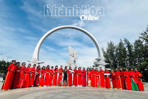 Phường Nam Nha Trang tổ chức dâng hương tại Khu tưởng niệm Chủ tịch Hồ Chí Minh và Khu tưởng niệm chiến sĩ Gạc Ma