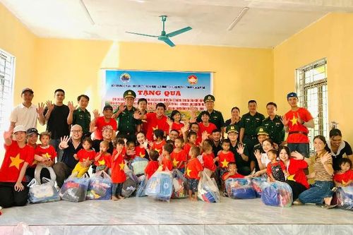 Thăm hỏi, tặng quà học sinh và đồng bào xã Pa Tần
