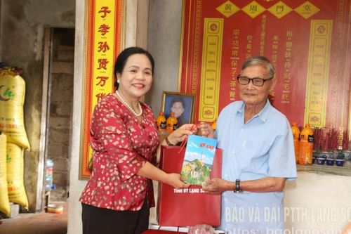Thăm tặng quà cán bộ lão thành cách mạng