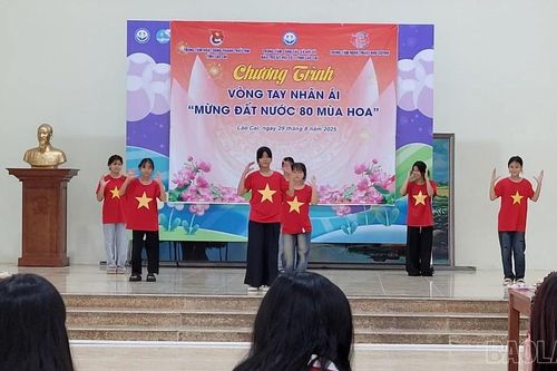 Ấm áp chương trình 'Vòng tay nhân ái – Mừng đất nước 80 mùa hoa'