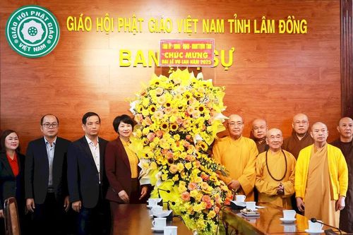 Chủ tịch UBMTTQVN tỉnh Lâm Đồng Phạm Thị Phúc thăm, chúc mừng Ban Trị sự Phật giáo Lâm Đồng