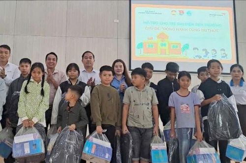 143 suất quà 'Đồng hành cùng tri thức' cho học sinh xã Quảng Tín