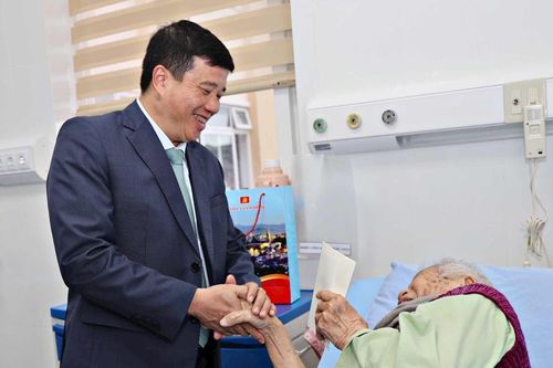 Bí thư Tỉnh ủy Y Thanh Hà Niê Kđăm thăm, tặng quà các gia đình chính sách