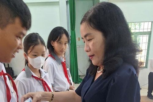 Hàm Liêm: Tiếp bước cho học sinh nghèo đến trường