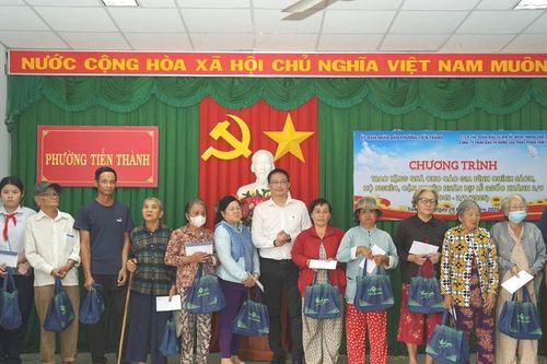 Phường Tiến Thành trao tặng 520 triệu đồng cho người yếu thế