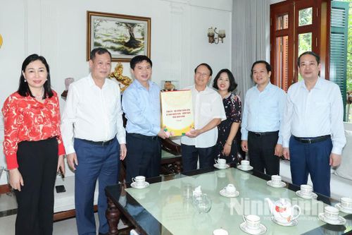 Các đồng chí Thường trực Tỉnh ủy thăm, tặng quà các đồng chí nguyên lãnh đạo Tỉnh ủy các thời kỳ