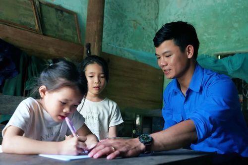 'Anh, chị nuôi' nâng bước em thơ đến trường