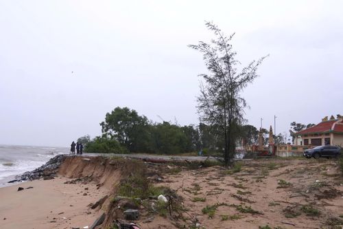 Bờ biển xâm thực đe dọa đền thờ Ngư Ông