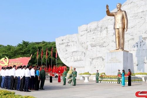 Các đồng chí lãnh đạo tỉnh Sơn La dâng hương, dâng hoa Tượng đài Bác Hồ, Đền thờ Bác Hồ