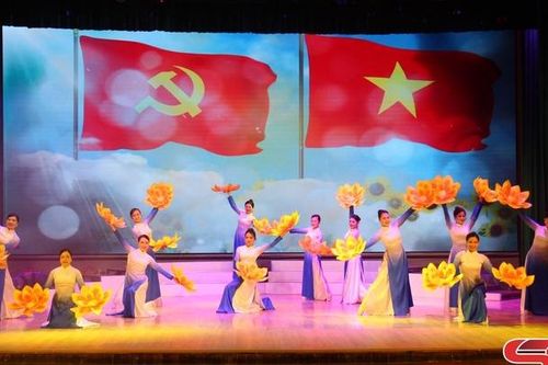 Chương trình nghệ thuật 'Đất nước rực rỡ cờ hoa'